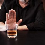 5 consejos para ayudar a una persona con adicción al alcohol